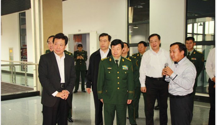 武警部隊(duì)政委孫思敬上將到魯渝能源視察無(wú)線供電電動(dòng)車