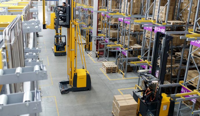 從電子商務倉儲到工廠物流談AGV的應用（無線充電）