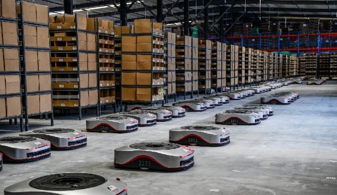 智能車(chē)間的agv小車(chē)（無(wú)線充電）