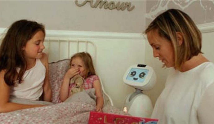 服務(wù)機(jī)器人將在生活中發(fā)揮越來(lái)越重要的作用（無(wú)線充電）