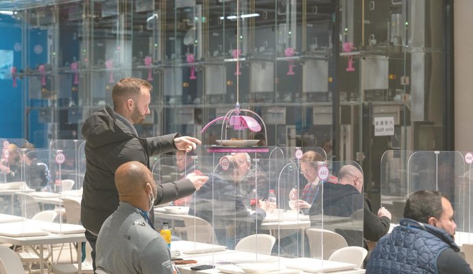 酒店機(jī)器人解放勞動(dòng)力（無線充電）