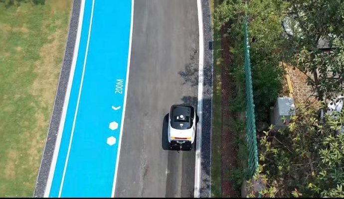 無(wú)人駕駛清掃車(chē)有哪些優(yōu)勢(shì)？（無(wú)線(xiàn)充電）