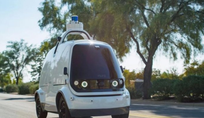 提升汽車制造效率：潛伏牽引AGV在發(fā)動(dòng)機(jī)分裝裝配中的應(yīng)用（無線充電）